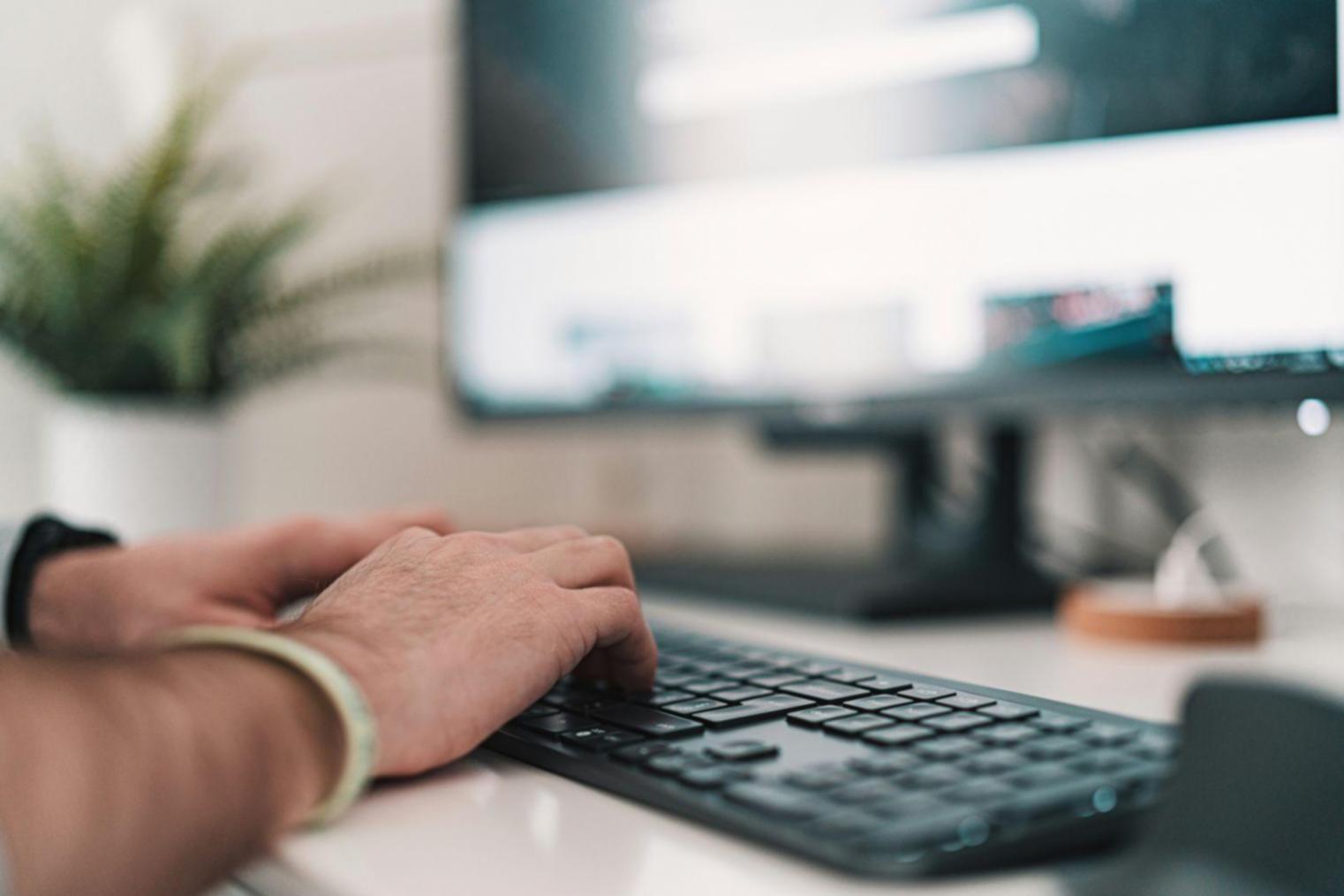 Arbeitsplatz mit Finanzunterlagen und Laptop