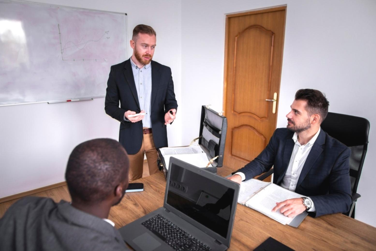 Teilnehmer lernen Budgetplanung an praktischen Beispielen